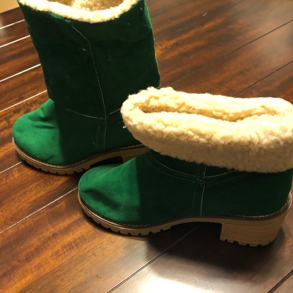 Green faux suede , faux fur boots. Size 38, 7.5 - Picture 3 of 4